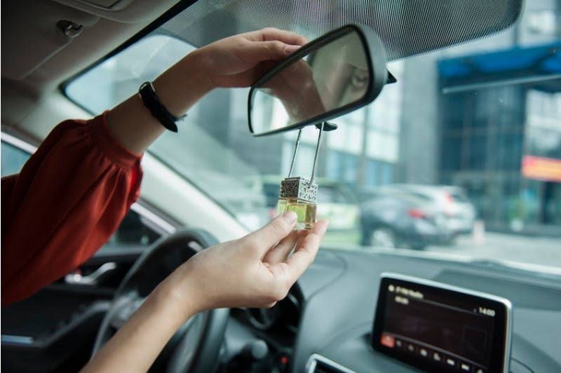 nuoc-hoa-treo-xe-o-to