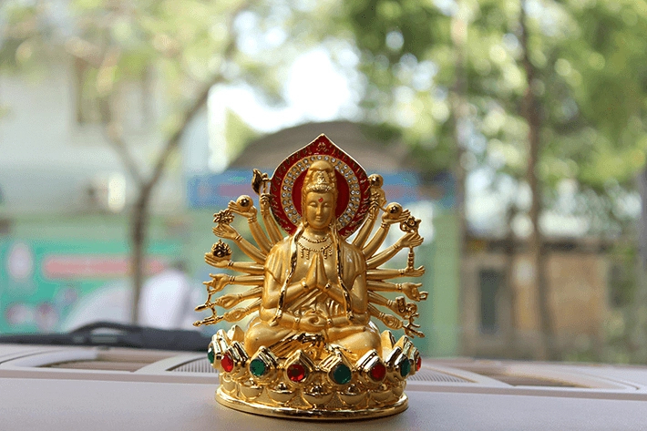 dat-tuong-phat-trong-xe-o-to