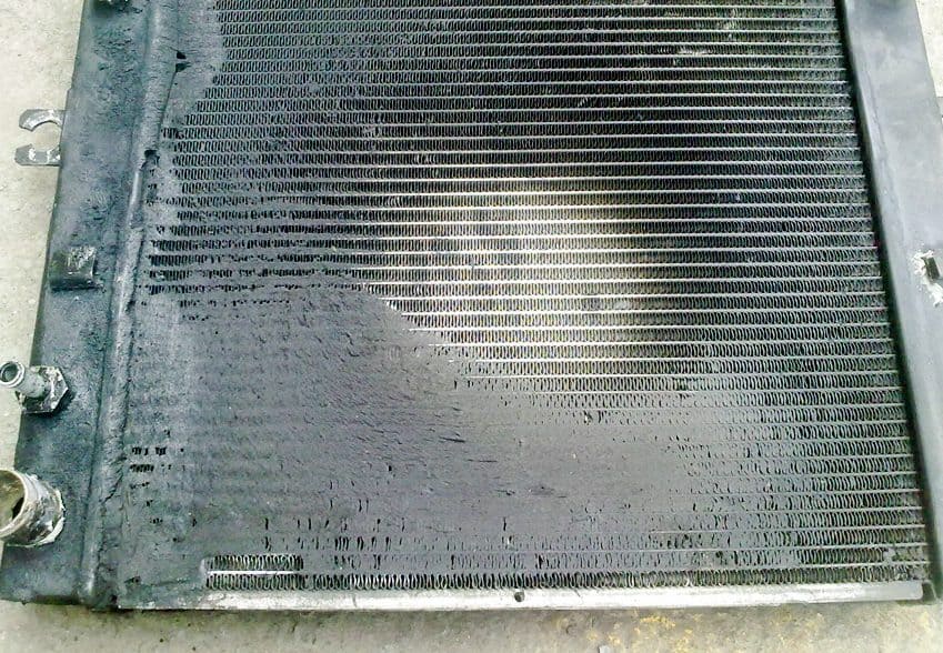 khi-sua-chua-bao-duong-ket-nuoc-lam-mat-xe-oto-02