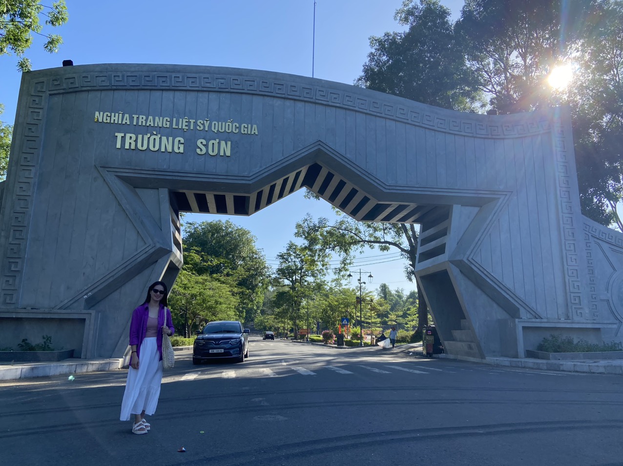 Ghé viếng nghĩa trang Trường Sơn