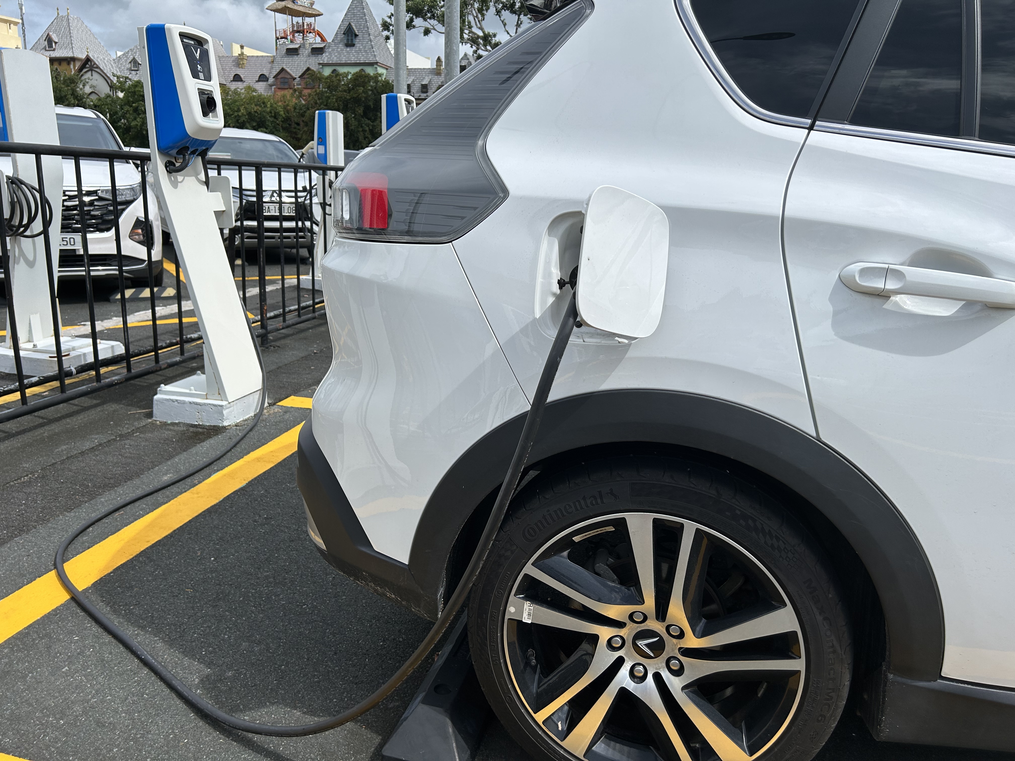 6EF4E162-62DE-4542-B5E3-7CA9DC6E9921